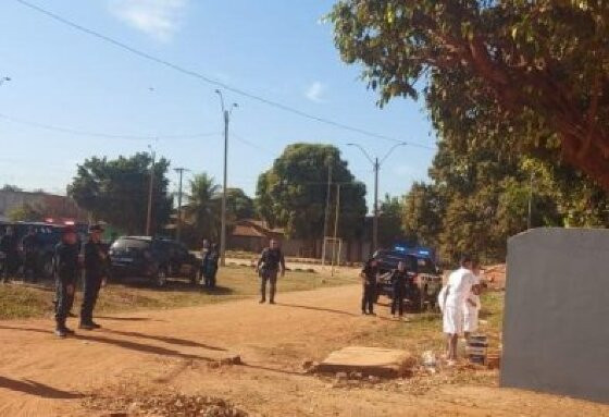 presos limpando pichações em caceres