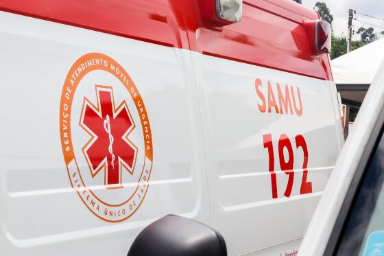 Jovem bate na lateral de caminhão