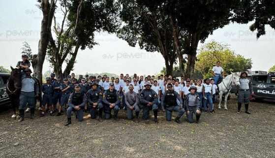 alunos visitam escola e cavalaria