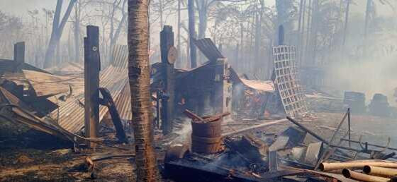 Incêndio de grandes proporções destrói barracões e carretas em Sinop/MT.