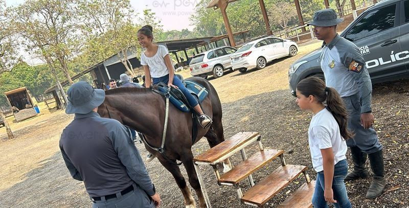 alunos visitam escola e cavalaria