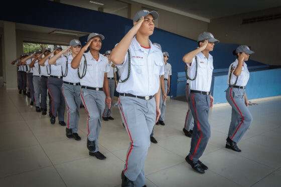 Alunos de escola militar.