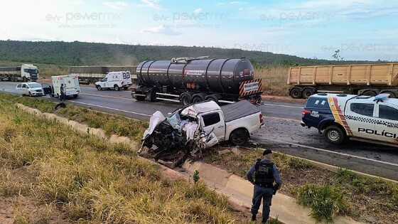 Acidente trivelato caminhonete e carreta