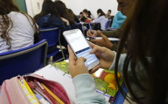 celular em sala de aula