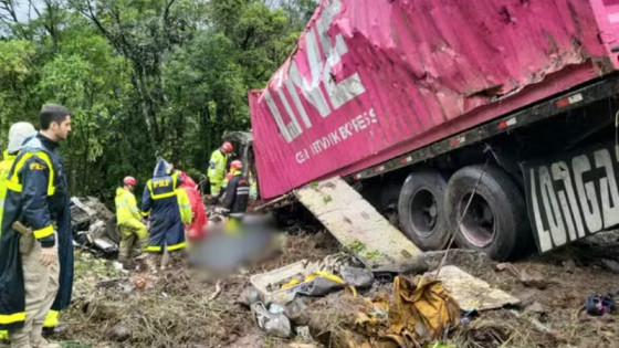 Nove membros de equipe de remo morrem após carreta tombar sobre van.