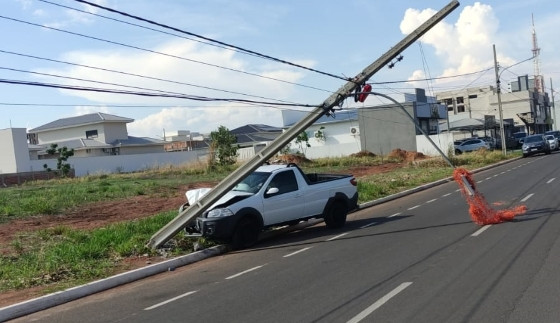 CARRO BATE EM POSE