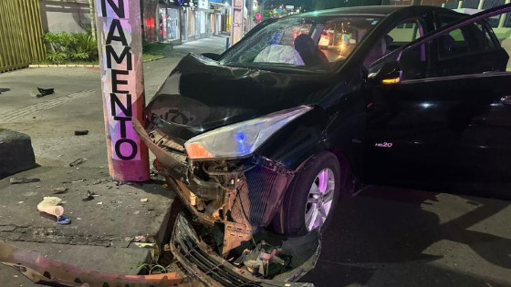 Motorista embriagado colide contra poste em Cuiabá/MT.