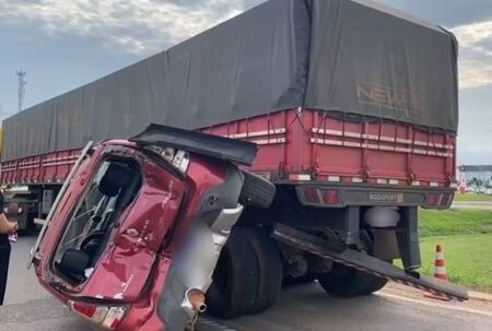 Carro é prensado entre carretas e motorista sobrevive a engavetamento na BR-163 em Sinop/MT; veja vídeo