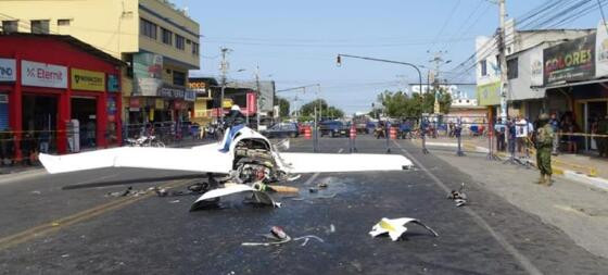 A aeronave permeceu na Avenida por horas após a queda.