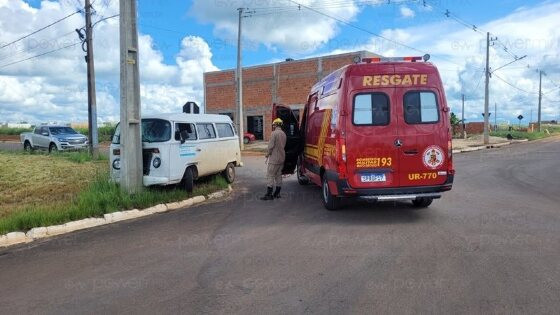 kombi colide em poste N.M