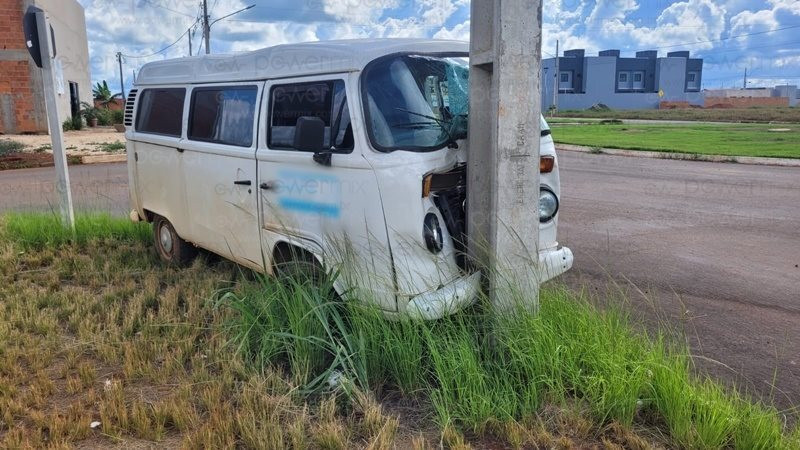 kombi colide em poste N.M