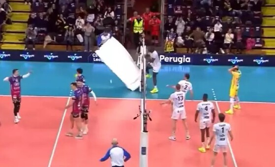 jogador de vôlei derrubando torre da arbitragem