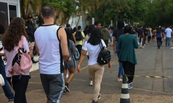 alunos andando na rua