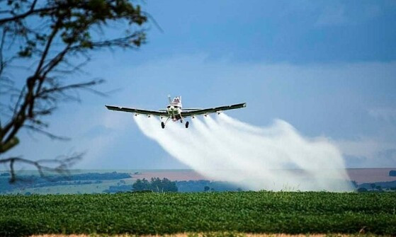 avião passando veneno