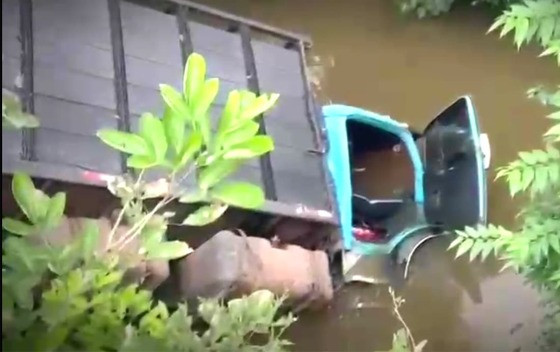 caminhao cai no rio