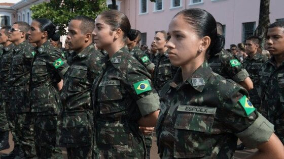 mulher no exercito soldado