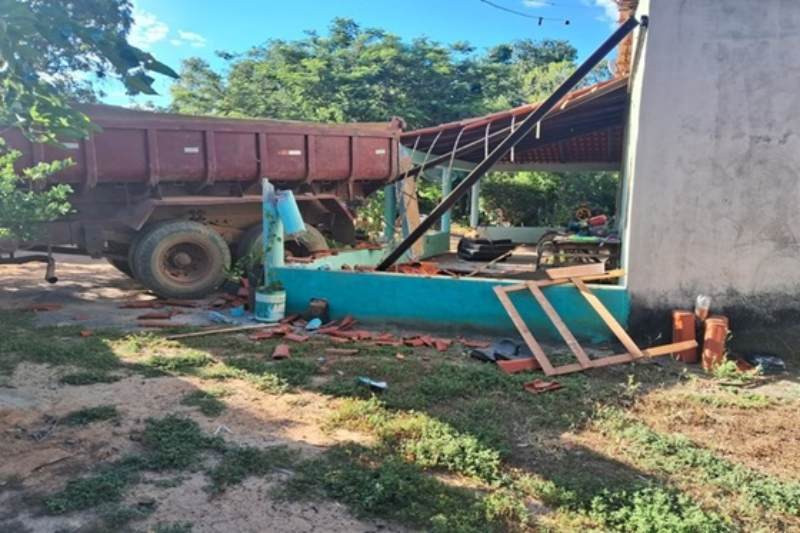 CAMINHÃO BATE EM CASA