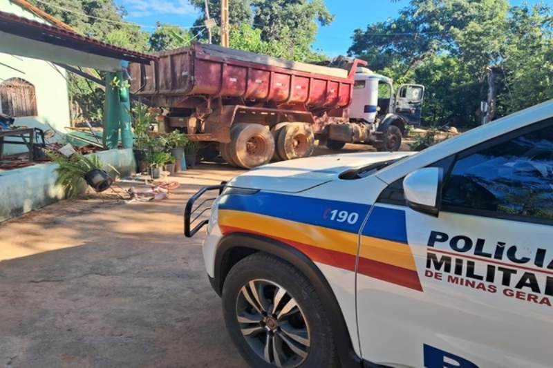 CAMINHÃO BATE EM CASA