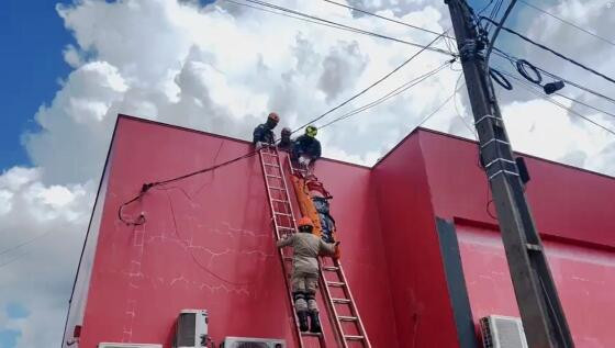 bombeiros socorrendo