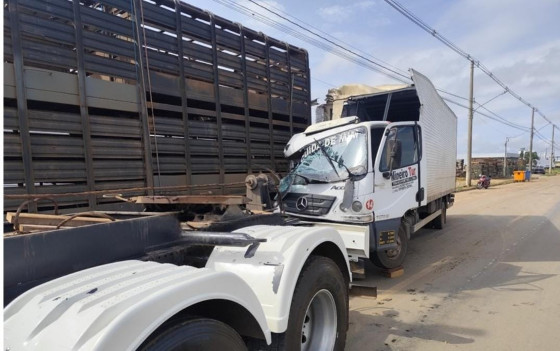 Motorista de caminhão Baú dorme