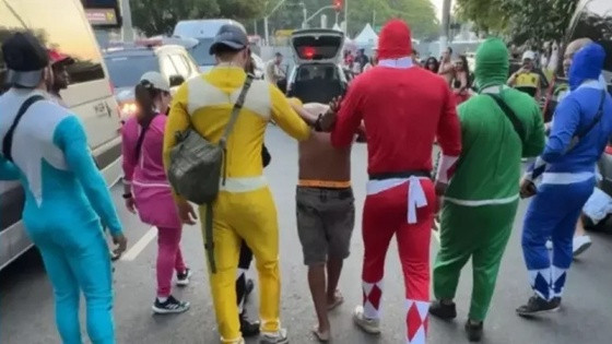 Polícia se fantasia de 'Power Rangers' para combate a furtos durante o Carnaval.