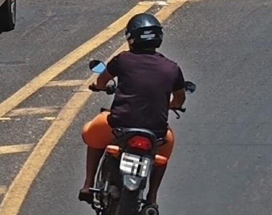 homem na moto