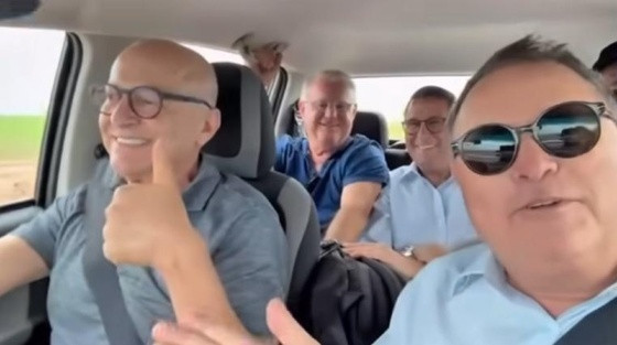 politicos em um carro