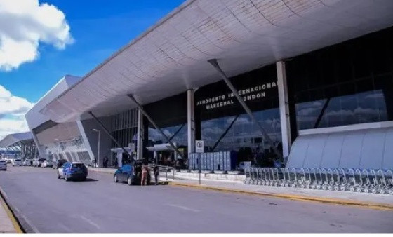 Mulher passa mal no ar e avião