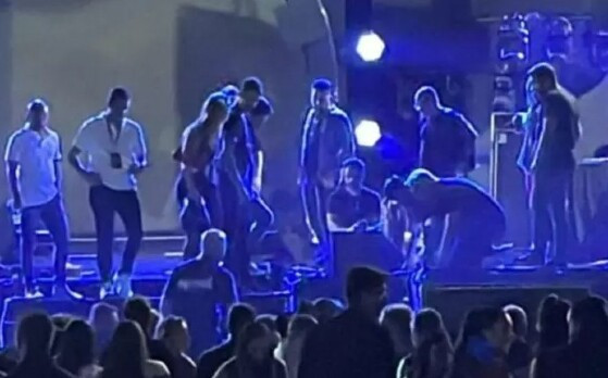 Marrone cai de palco
