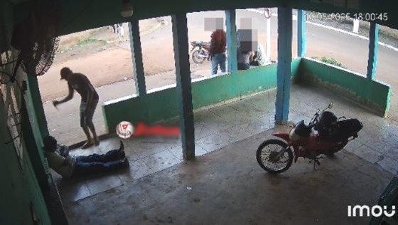 Na gravação é possível ver a vítima deitada no chão do bar quando o bandido se aproxima e começa a desferir diversos golpes de faca.