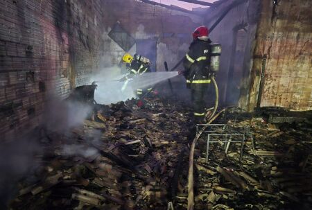 Bombeiros combatem incêndio de grandes proporções em Sinop/MT