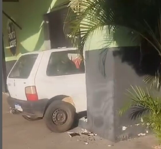 Após batida em moto, motorista de Uno invade comércio em MT