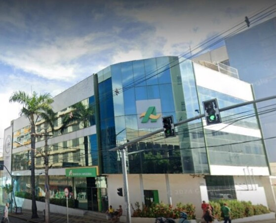 Ladrões furtam banco e levam computadores e armas