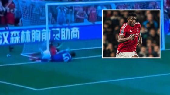 Atacante do Forest está em coma induzido após lesão sofrida em jogo da Premier League.