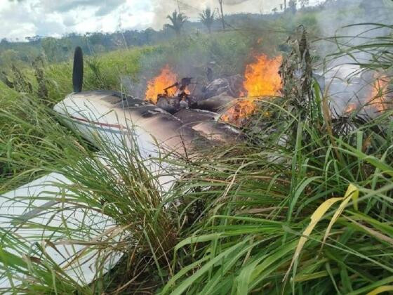 Avião interceptado foi incendiado pela tripulação.