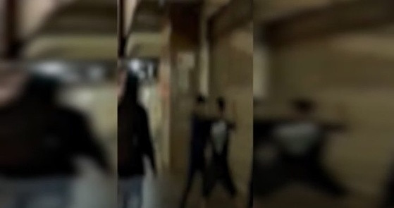 Do lado de fora aluno e professor se encontraram, o que desencadeou agressões mútuas.