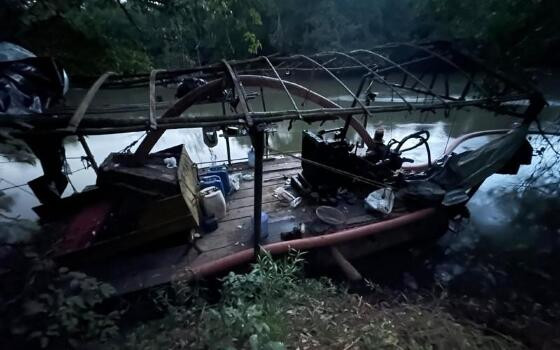 Balsa explodida em garimpo.