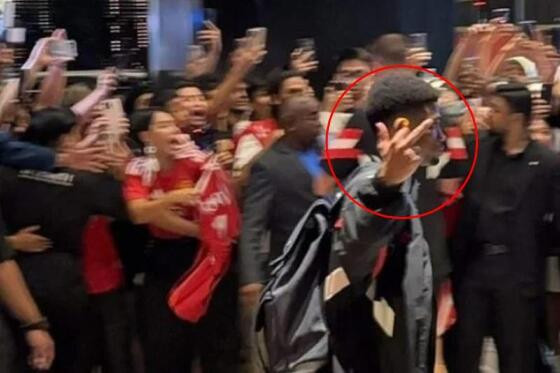 Atacante do United afirma que sua mãe foi ofendida por torcedores.