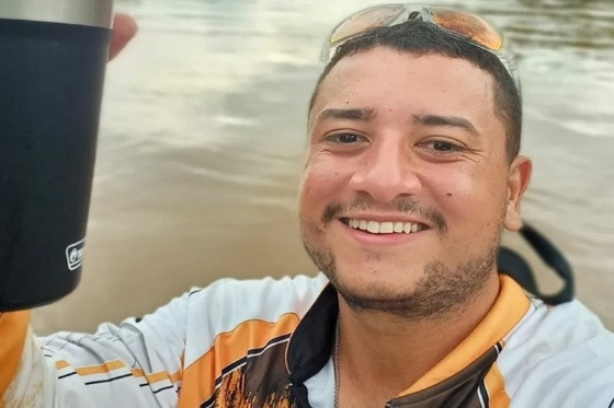 Rapaz perdeu a vida após bater em árvore.