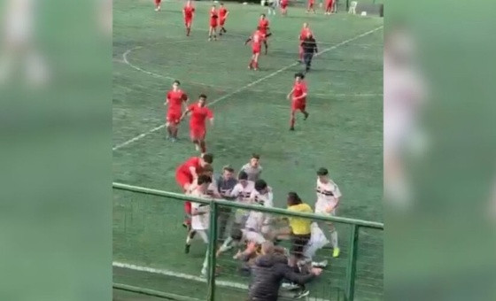 Briga começou após o assistente de arbitragem dar um tapa no rosto do jovem.
