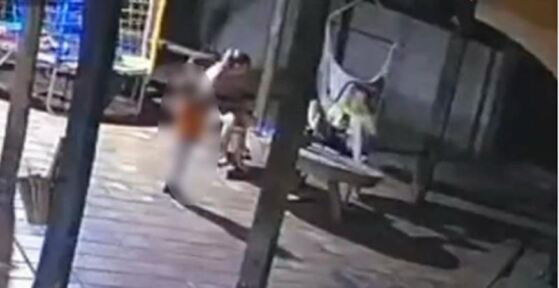 criança de 2 anos com arma