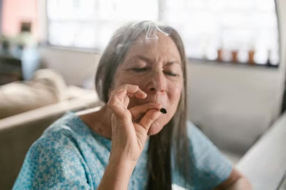 idosa fumando maconha