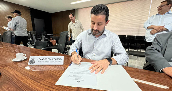 leandro assinando