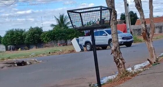 jogando lixo em bairro