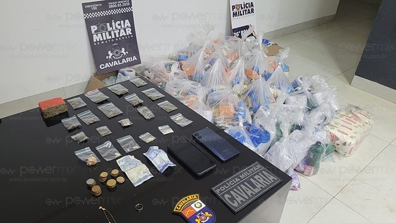 cesta básica e droga apreendida, trio preso