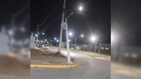 Poste caindo