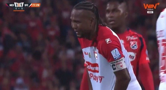Mesmo lesionado, o atacante de 39 anos conseguiu continuar na partida e marcou para o Santa Fé.