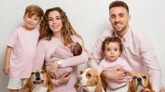 Diogo Jota ao lado de sua esposa e os três filhos.