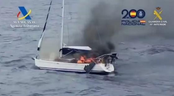 Traficantes incendeiam barco com grande carga de cocaína após serem interceptados pela polícia na Espanha.