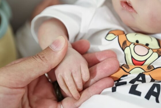 criança bebe